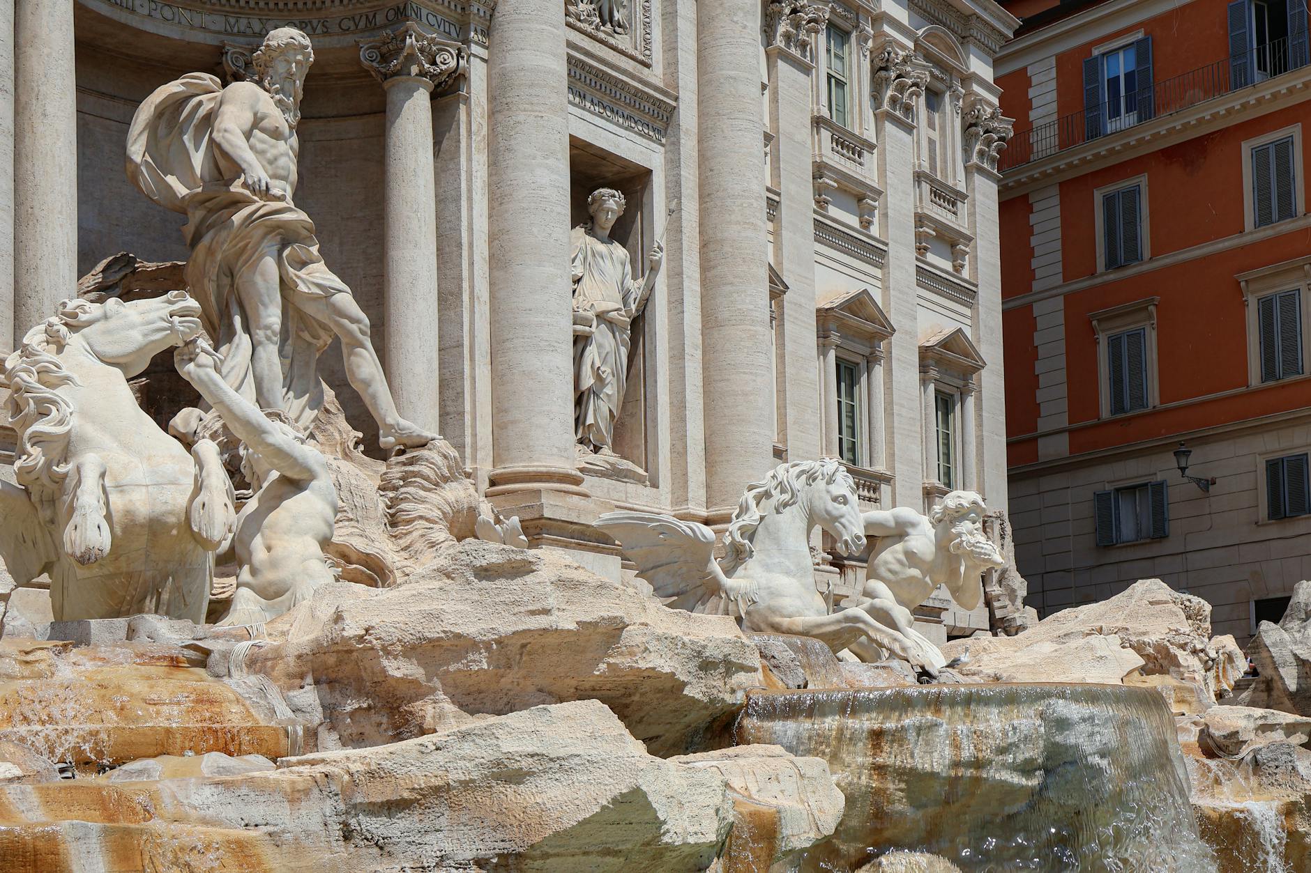 statue alla fontana di trevi a roma